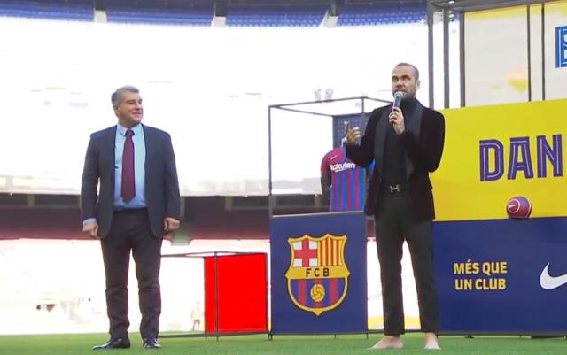 世界杯进球数据-阿尔维斯赤脚亮相诺坎普 超10000人迎接传奇回归！